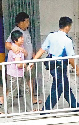 ����һ����ڽǸۼ�����ʧ�ؿ�Ůͬѧ����¥