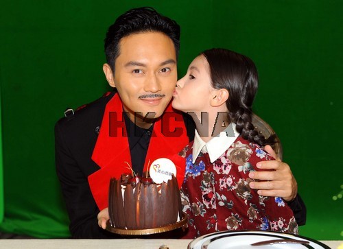 拍摄当天临近张智霖生日,广告商秘制生日惊喜为张智霖预祝生日 ,更找