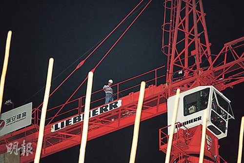 香港包工头为工人讨薪10楼高起重机站一天一夜(图)