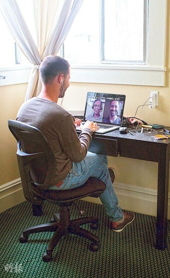 美国新型大学教授不上课改网上导修学生4年赴7城