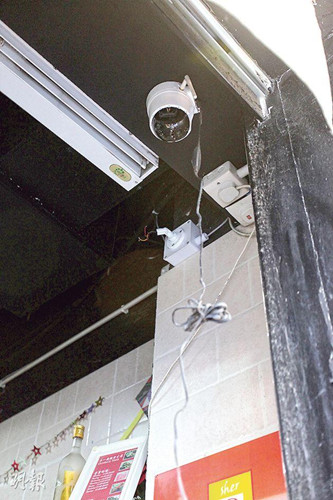 小偷破坏监视器.《明报》