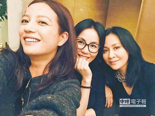 赵薇晒自拍照 王菲罕见娇羞脸入镜(图)