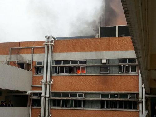 香港树仁大学食堂发生火灾逾百人疏散(图)