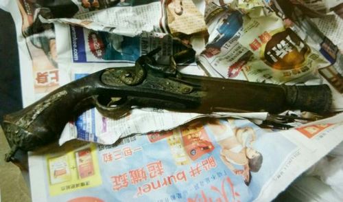 香港黄大仙街市垃圾站发现古董手枪(图)