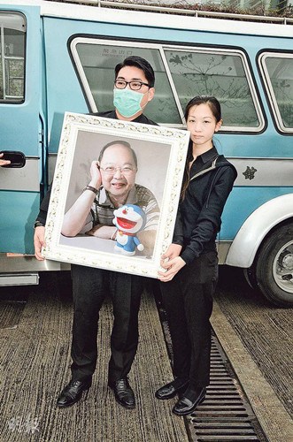 1月31日林保全举殡,女儿林芷筠(右)与丈夫(左)送最后一程.《明报》