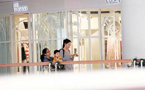 应采儿携子逛商场小春子酷似陈小春爱黏妈妈