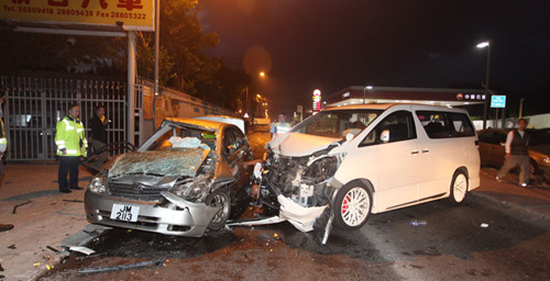 香港一公路发生两车相撞车祸 一司机受重创昏迷