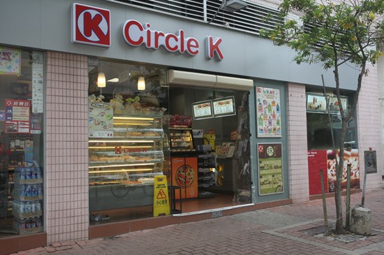 香港两男子开"战神"跑车劫便利店被捕(图)