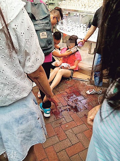 香港一青年刀刺女友误伤闺蜜 行凶后玩手机(图)