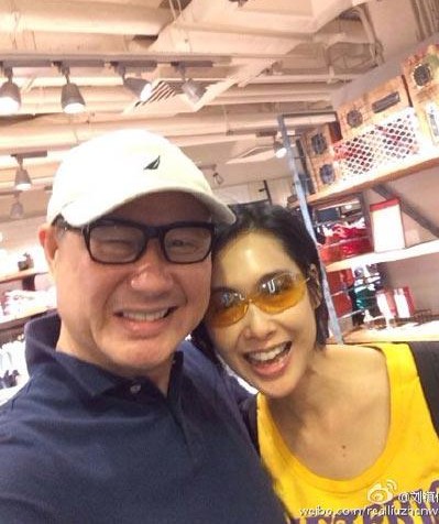 刘镇伟晒与朱茵合影女神或再演紫霞仙子(图)