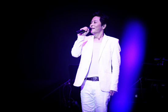 王杰澳门开个唱与粉丝同庆中秋节(图)