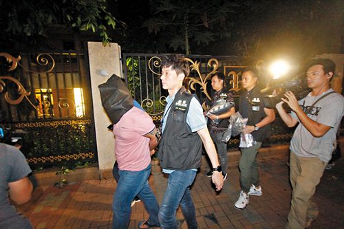 男子拿假手榴弹抢劫香港警方发电视截图缉凶