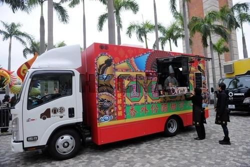 香港特色美食车今开餐 菠萝包,五色饺子味美价廉