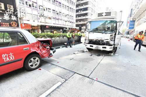 香港发生4车相撞交通事故致2人受伤其中1人被困