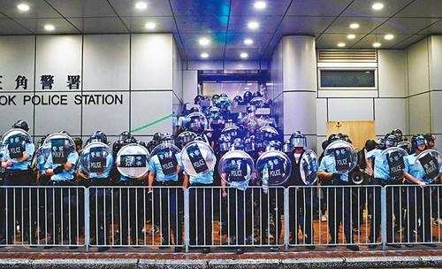 黑衣人旺角等地闹事挑衅警署被香港警察果断驱散