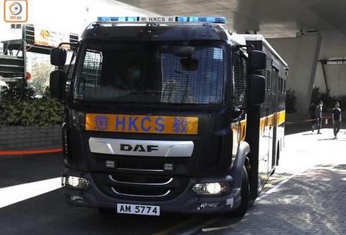 香港一警车行驶途中突起火 警员跳车逃生