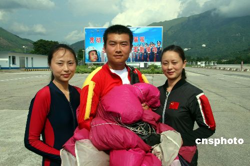 图中三名跳伞队员肖茜蓉(右),冯杰(中)及叶晓莉.