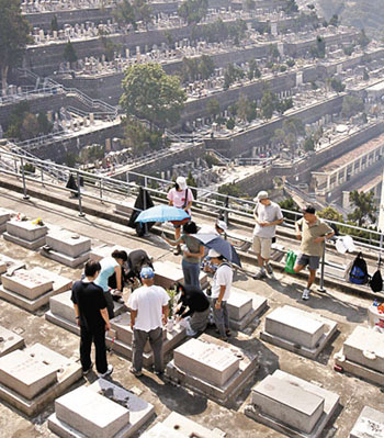 拘捕18人,其中包括华人永远坟场管理委员会(下称"华永管委会")7名现任