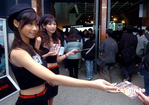 图香港游戏展上公关小姐招揽顾客