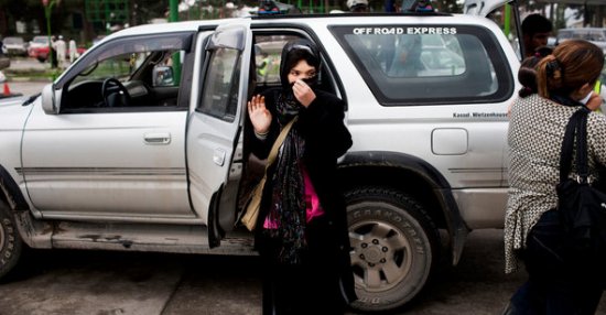 阿富汗遭丈夫割鼻少妇赴美做修复手术(图)