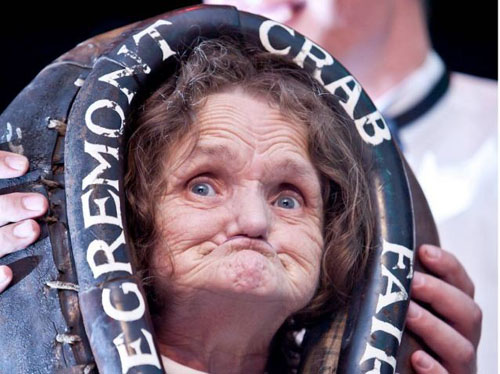 英老妇夺表情搞怪赛冠军 面部过度扭曲昏倒(图)