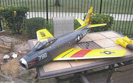 ����������ң��װըҩ�ɻ�Ϯ����Ǵ�¥������ͼ��