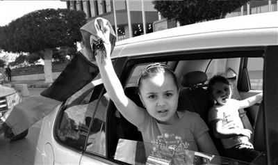 ��������򱻲������ư�����Ů���˸���ͬ��ͼ��