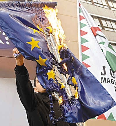 匈牙利极右政党焚烧欧盟旗帜 欧盟地位受动摇