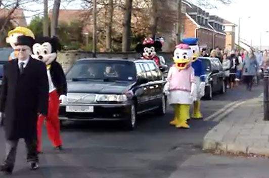 Ӣ����ͯ�β�ȥ�����˰翨ͨ����Ϊ�����У�ͼ��