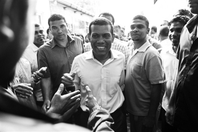 马尔代夫前总统在家中等候逮捕批警察殴打民众