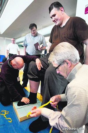 6年做16次缩脚手术美第一高人终于有鞋穿(图)