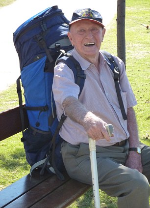 "全球最老背包客"95岁游世界 自助旅行10多年