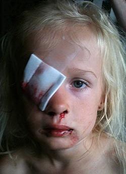 Ӣ��6��Ůͯ�⶷ţȮ��ҧ���������ձ�Ϲ��ͼ��