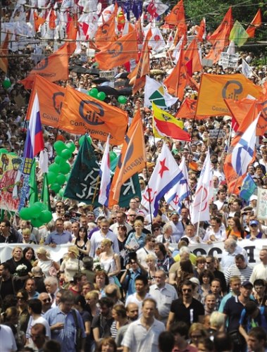 俄国庆日万名反对派上街游行普京称不容忍动荡