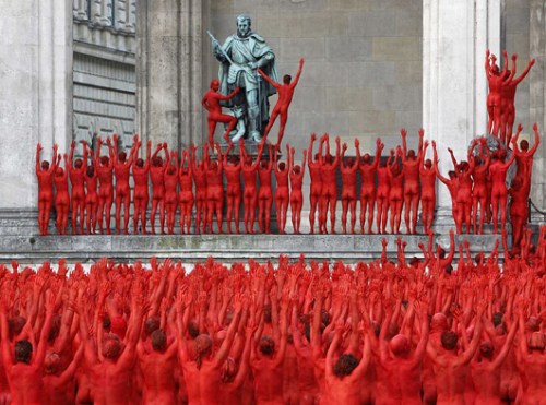 中新网6月25日电 据台湾"联合新闻网"24日报道,超过1000名裸体男女