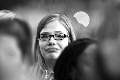 一名女孩在美国科罗拉多州奥罗拉市纪念枪击案遇难者的仪式上伤心落泪