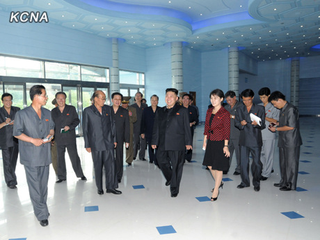 �������ɷ��˲ι���԰��¶Ц�������һ�ӭ��ͼ����4��