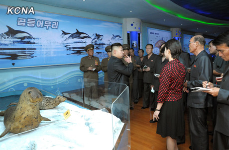 �������ɷ��˲ι���԰��¶Ц�������һ�ӭ��ͼ����5��