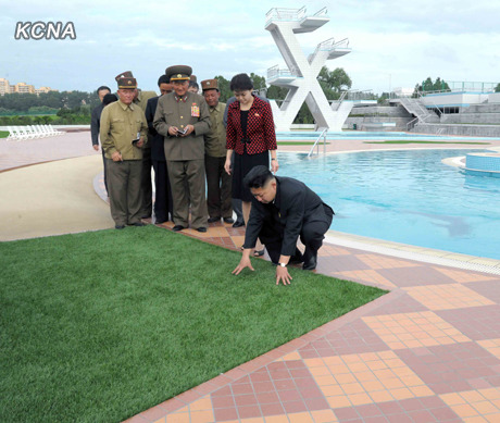 �������ɷ��˲ι���԰��¶Ц�������һ�ӭ��ͼ����7��