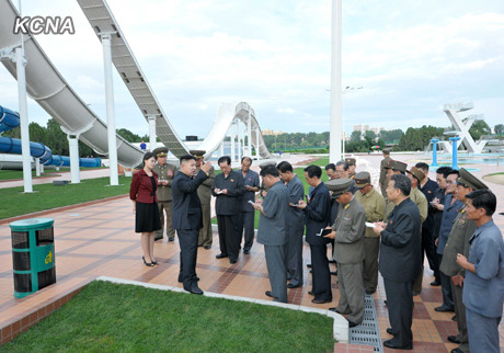 �������ɷ��˲ι���԰��¶Ц�������һ�ӭ��ͼ����8��