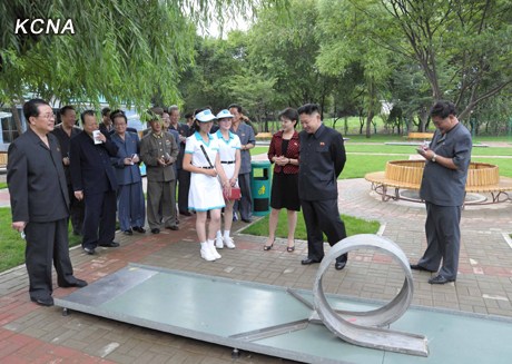 �������ɷ��˲ι���԰��¶Ц�������һ�ӭ��ͼ����9��