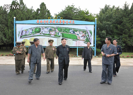 �������ɷ��˲ι���԰��¶Ц�������һ�ӭ��ͼ����11��