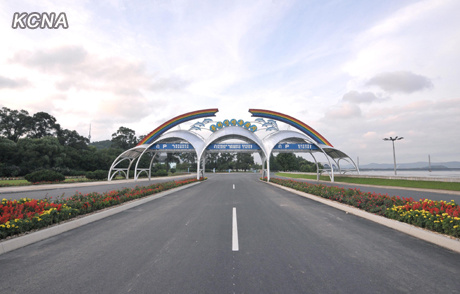 �������ɷ��˲ι���԰��¶Ц�������һ�ӭ��ͼ����12��