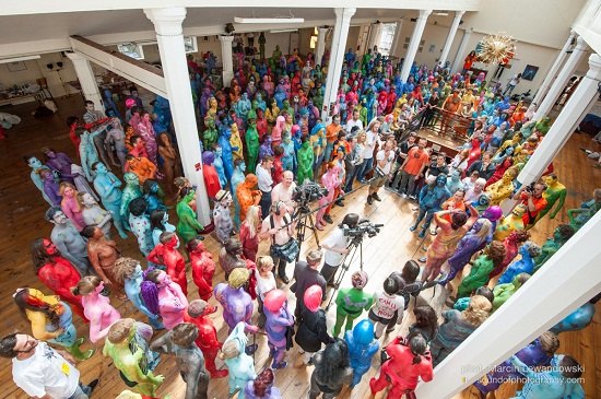 300人挑战人体彩绘纪录当地男士内裤脱销(图)