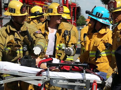 ��ɼ���������˼ݳ�ײ����Ⱥ9����ͯ���ˣ�ͼ��