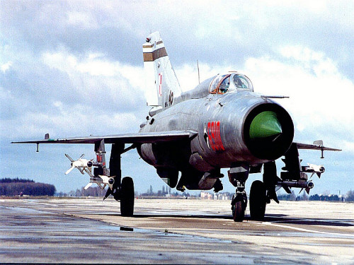 一架米格战机在埃及南部城市坠毁 飞行员遇难