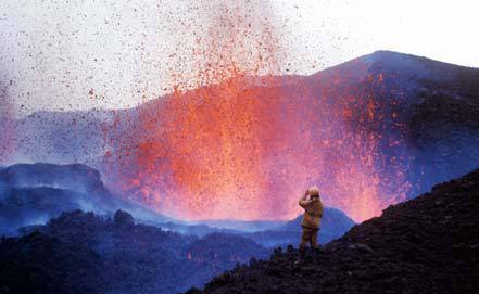 俄罗斯远东一座火山爆发喷出绚丽火山灰(图)