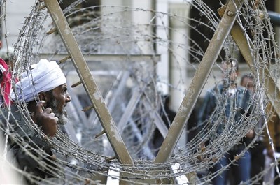 埃及军队出动坦克保卫总统府民众混战致5死644伤