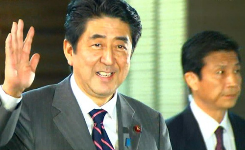 安倍晋三走进首相官邸正式开始组阁工作(图)
