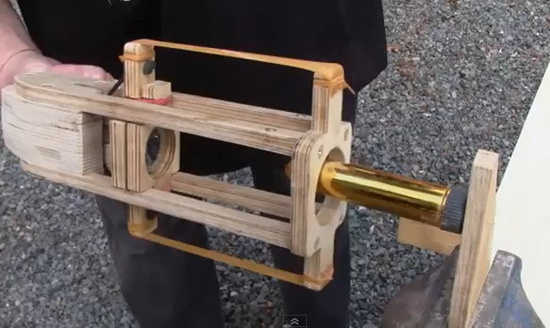 男子发明“保险套弹弓枪”让受测者一声惨叫(图)